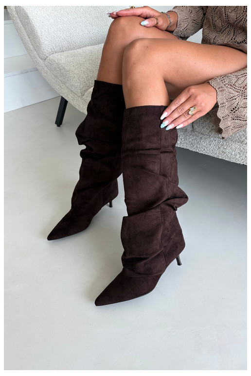 Stivali al cioccolato stropicciati al ginocchio con tacco kitten in suede LoĮen