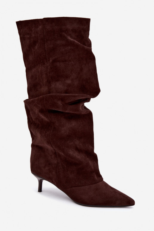 Stivali al cioccolato stropicciati al ginocchio con tacco kitten in suede LoĮen