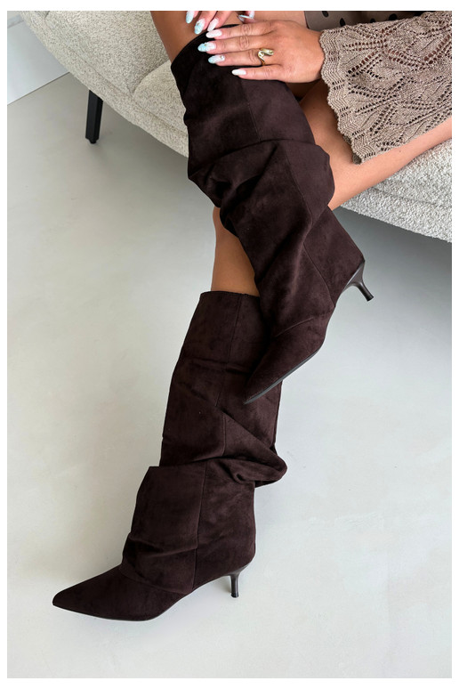 Stivali al cioccolato stropicciati al ginocchio con tacco kitten in suede LoĮen