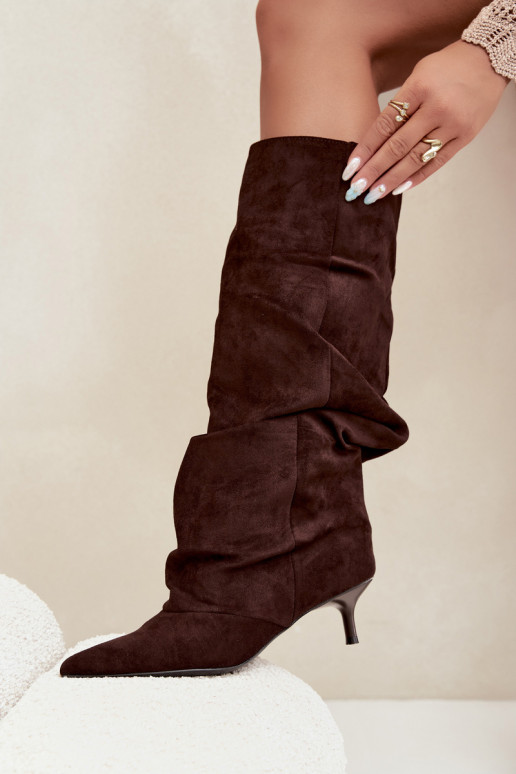 Stivali al cioccolato stropicciati al ginocchio con tacco kitten in suede LoĮen