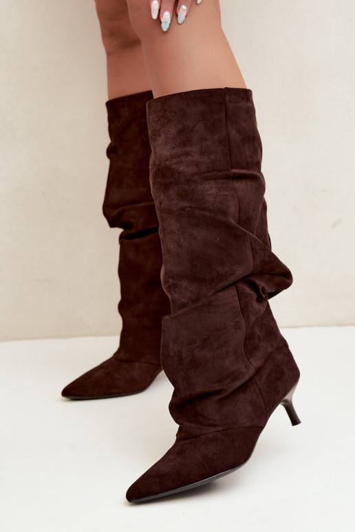 Stivali al cioccolato stropicciati al ginocchio con tacco kitten in suede LoĮen