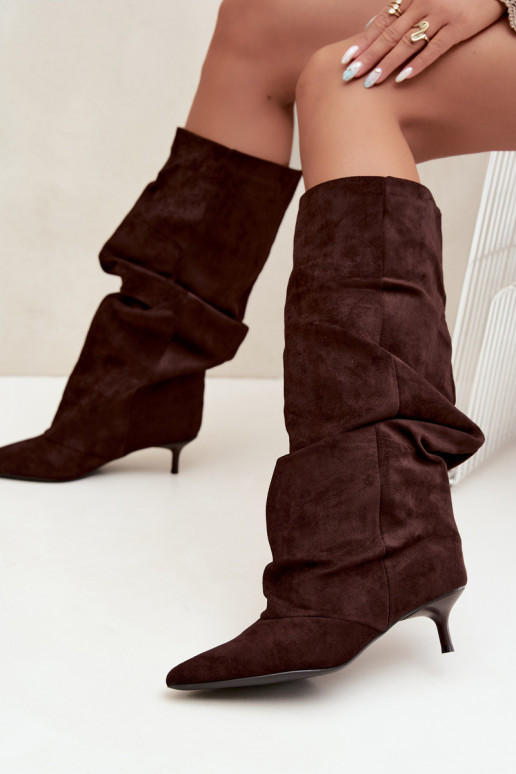 Stivali al cioccolato stropicciati al ginocchio con tacco kitten in suede LoĮen