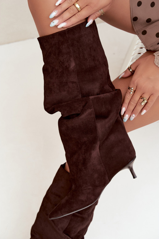 Stivali al cioccolato stropicciati al ginocchio con tacco kitten in suede LoĮen