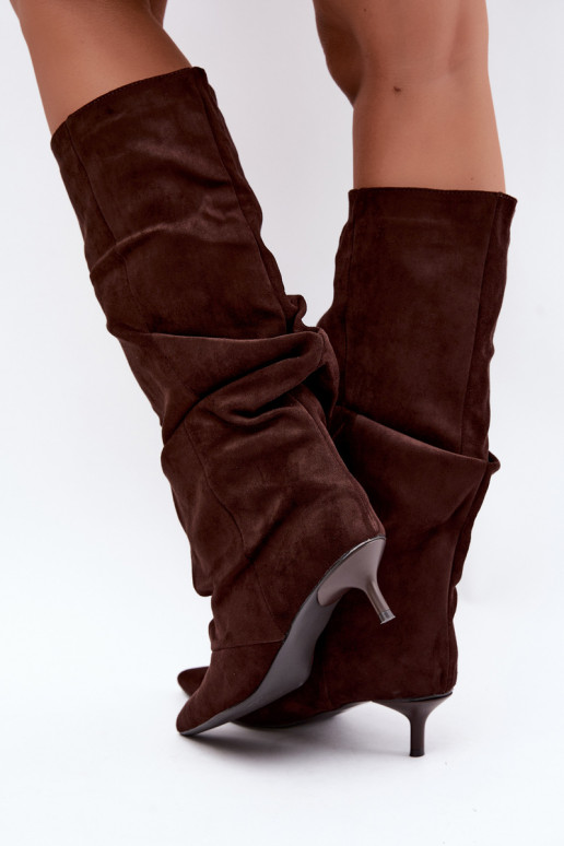 Stivali al cioccolato stropicciati al ginocchio con tacco kitten in suede LoĮen