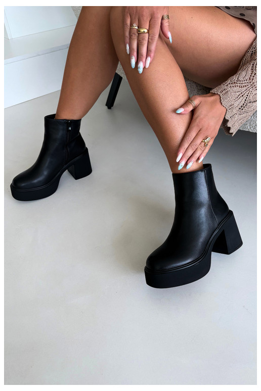 Stivaletti isolati con tacco e piattaforma in colore nero Lurela