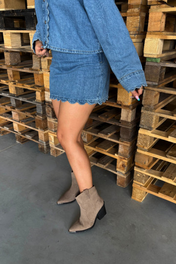 Stivali isolati in camoscio khaki in stile cowboy con tacco Pelsa 2