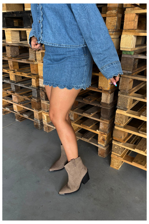 Stivali isolati in camoscio khaki in stile cowboy con tacco Pelsa