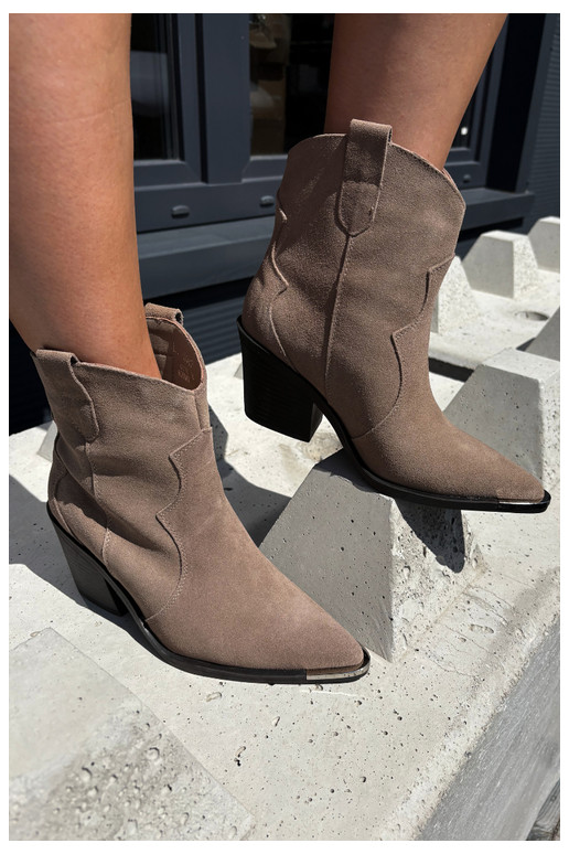 Stivali isolati in camoscio khaki in stile cowboy con tacco Pelsa