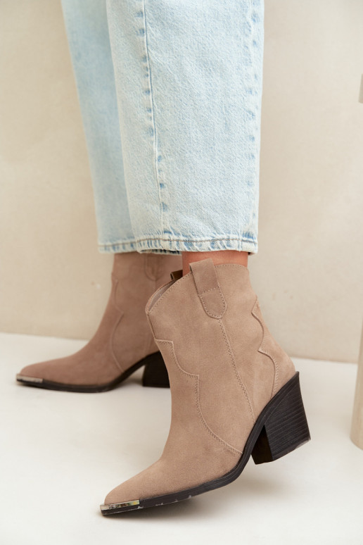 Stivali isolati in camoscio khaki in stile cowboy con tacco Pelsa