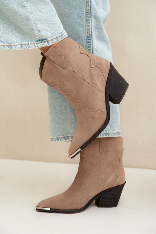 Stivali isolati in camoscio khaki in stile cowboy con tacco Pelsa
