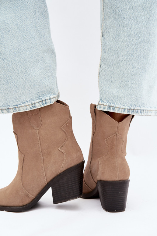 Stivali isolati in camoscio khaki in stile cowboy con tacco Pelsa