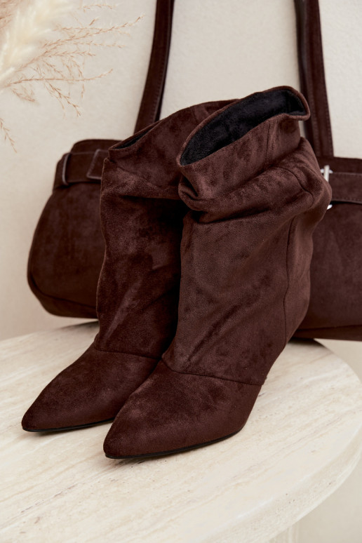 Stivaletti color cioccolato slip-on con tacchi sottili Slouchy Yesenia
