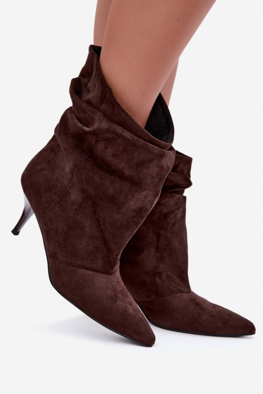 Stivaletti color cioccolato slip-on con tacchi sottili Slouchy Yesenia