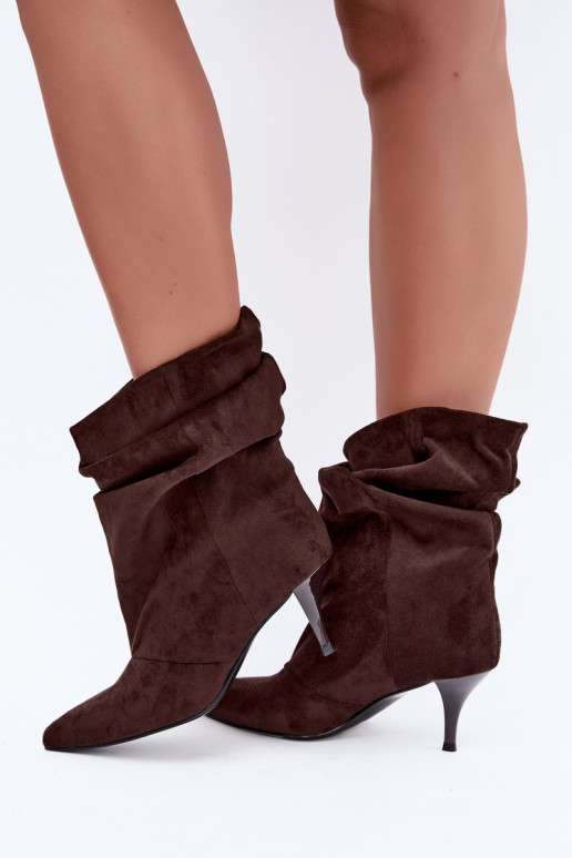 Stivaletti color cioccolato slip-on con tacchi sottili Slouchy Yesenia