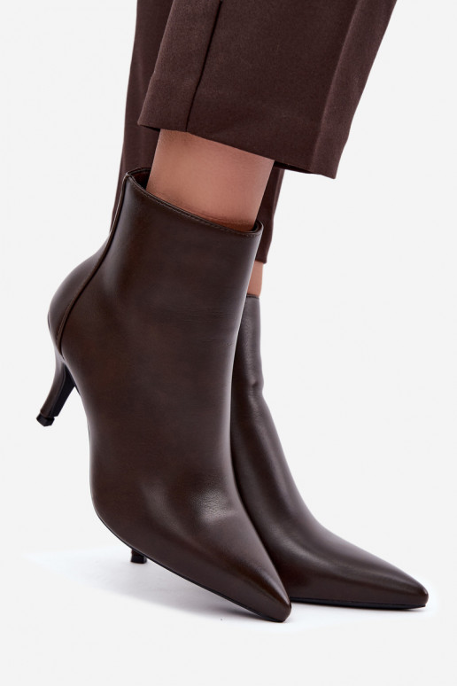 Stivaletti con tacco sottile, punta affusolata, in pelle sintetica color cioccolato Niretta
