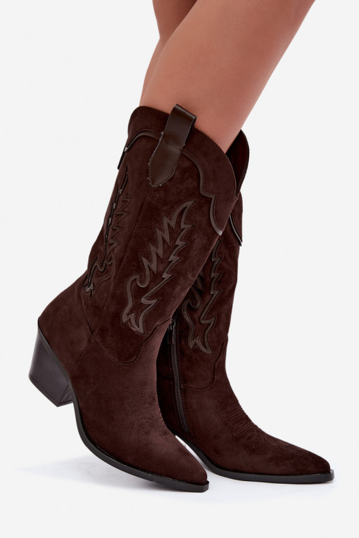 Stivali color cioccolato in suede sintetico stile cowboy con tacchi Jarissa