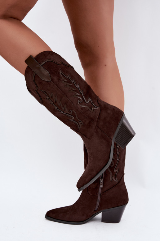 Stivali color cioccolato in suede sintetico stile cowboy con tacchi Jarissa