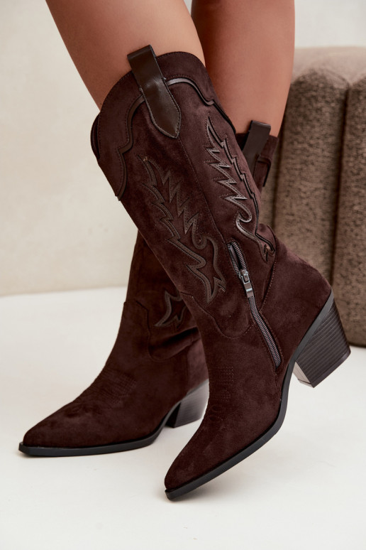 Stivali color cioccolato in suede sintetico stile cowboy con tacchi Jarissa