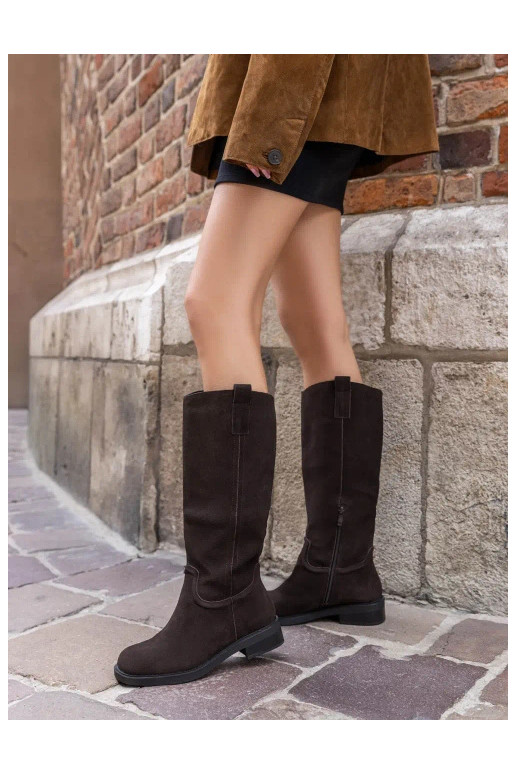 Stivali color cioccolato in suede isolati Ashmere
