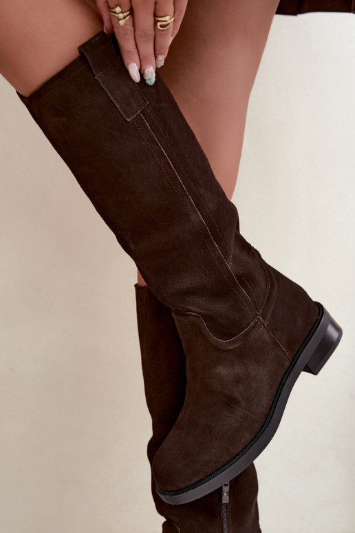 Stivali color cioccolato in suede isolati Ashmere