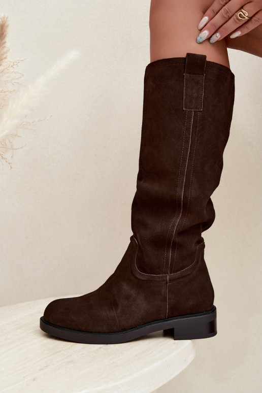 Stivali color cioccolato in suede isolati Ashmere