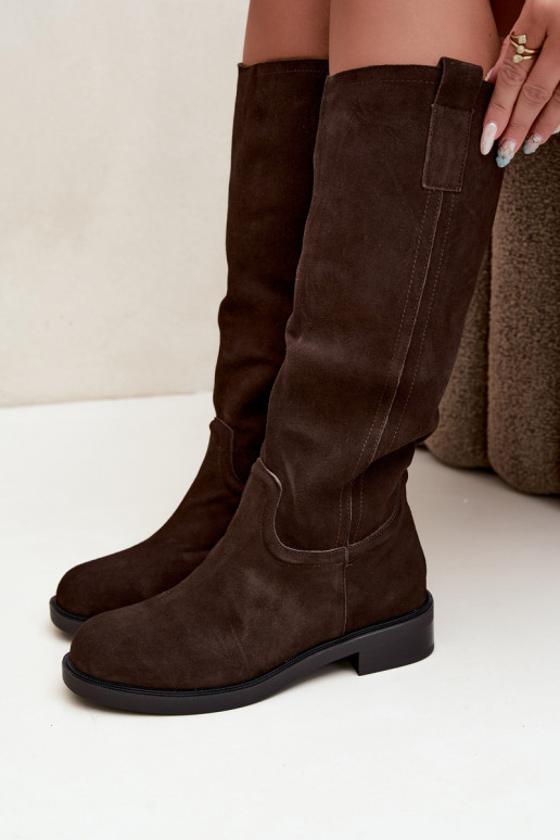 Stivali color cioccolato in suede isolati Ashmere