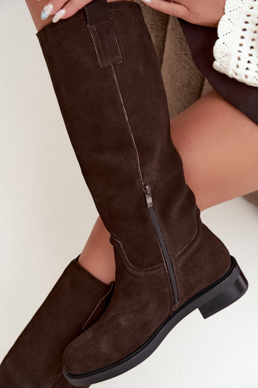 Stivali color cioccolato in suede isolati Ashmere
