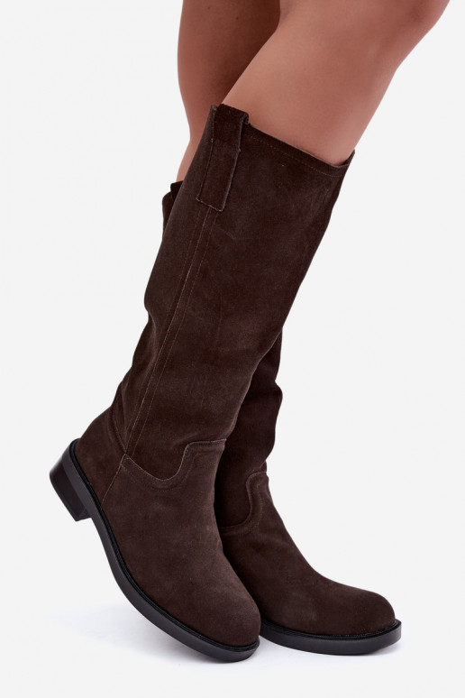 Stivali color cioccolato in suede isolati Ashmere