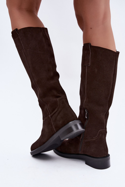 Stivali color cioccolato in suede isolati Ashmere