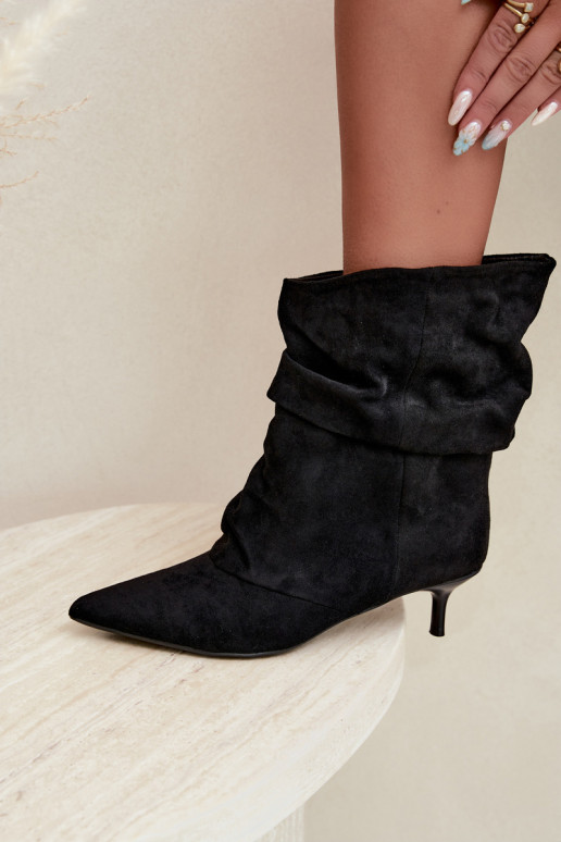 stivaletti slouchy con tacco in colore nero Farren