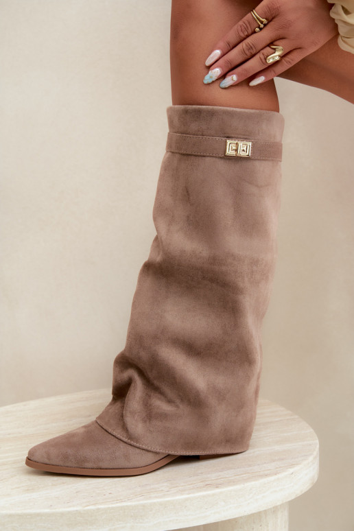 stivali alti da donna con gambale cucito su tacco basso in ecopelle scamosciata color sabbia Gisellea