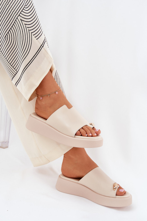 ciabatte da donna con piattaforma e dettagli decorativi in sabbia