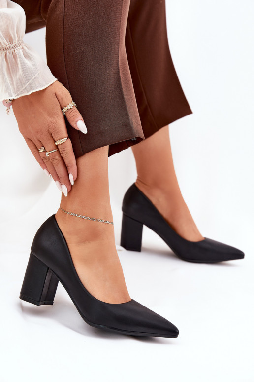 scarpe con tacco alto e punte affilate in nero