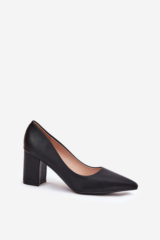 scarpe con tacco alto e punte affilate in nero