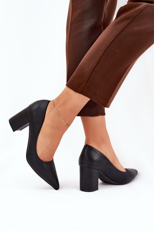 scarpe con tacco alto e punte affilate in nero