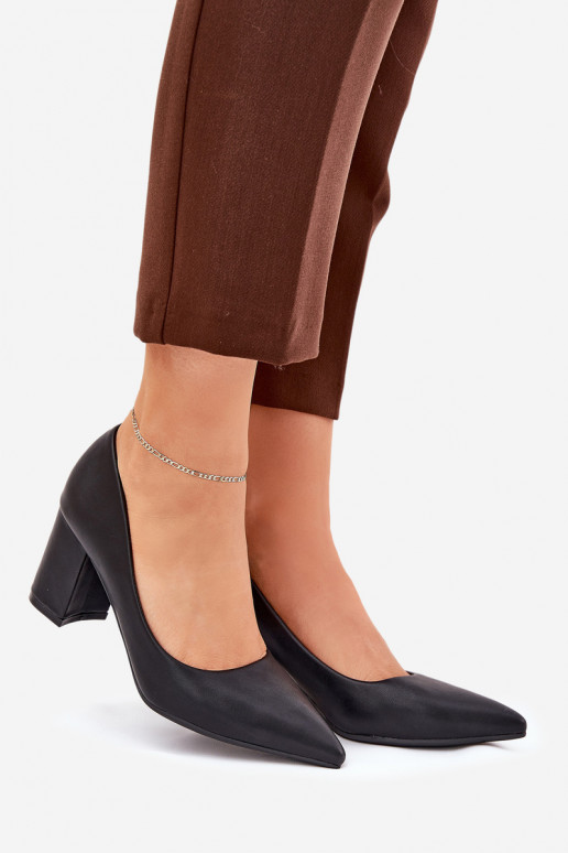 scarpe con tacco alto e punte affilate in nero