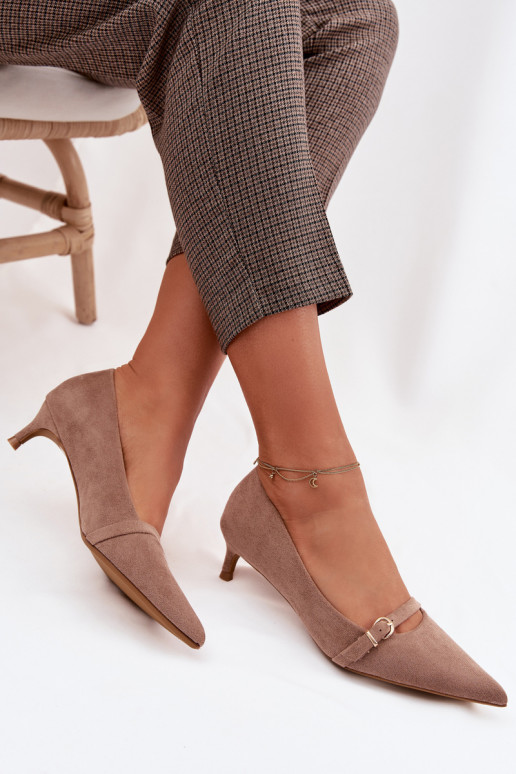 Scarpe beige da donna con tacco basso e tacchi decorati Pirela
