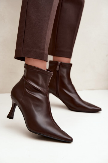 Stivaletti da donna con tacco sottile e cuciture in ecopelle color cioccolato Clancy