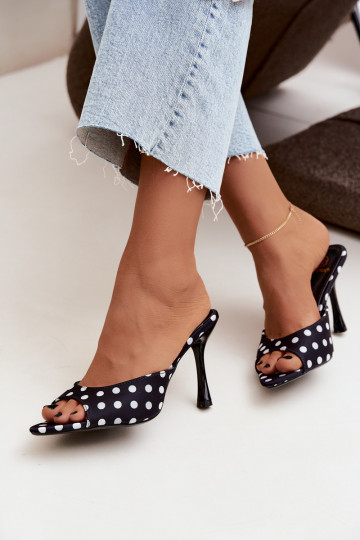 Sandali con tacco sottile e pois di colore nero Pevra