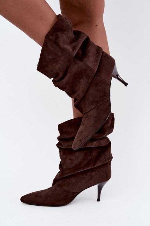 Stivaletti da donna slouchy slip-on con tacco sottile in colore cioccolato Harissa
