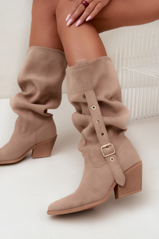 stivali alti da donna stropicciati in stile cowboy con cinturini e tacchi color sabbia Adria