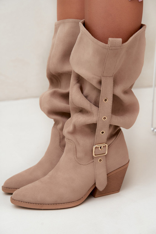 stivali alti da donna stropicciati in stile cowboy con cinturini e tacchi color sabbia Adria