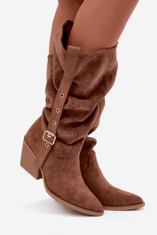 stivali alti da donna stropicciati in stile cowboy con cinturini e tacchi color marrone Adria