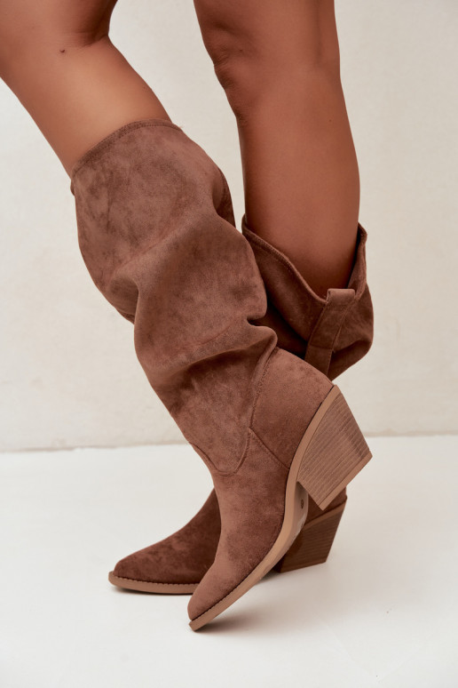 stivali alti da donna stropicciati in stile cowboy con cinturini e tacchi color marrone Adria