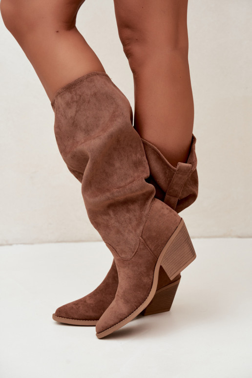 stivali alti da donna stropicciati in stile cowboy con cinturini e tacchi color marrone Adria
