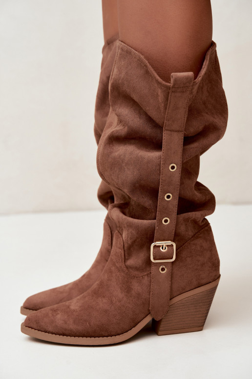 stivali alti da donna stropicciati in stile cowboy con cinturini e tacchi color marrone Adria