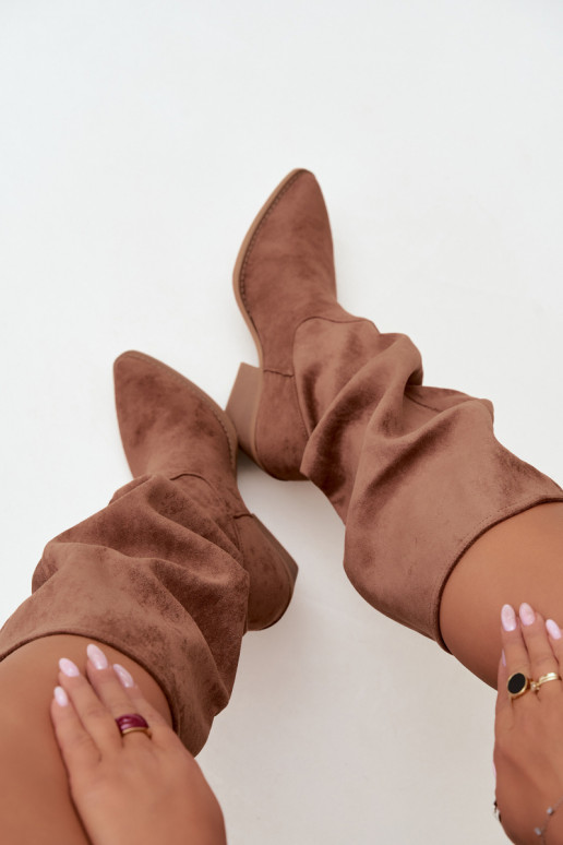 stivali alti da donna stropicciati in stile cowboy con cinturini e tacchi color marrone Adria