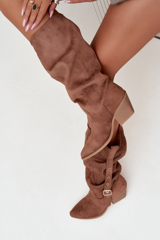 stivali alti da donna stropicciati in stile cowboy con cinturini e tacchi color marrone Adria