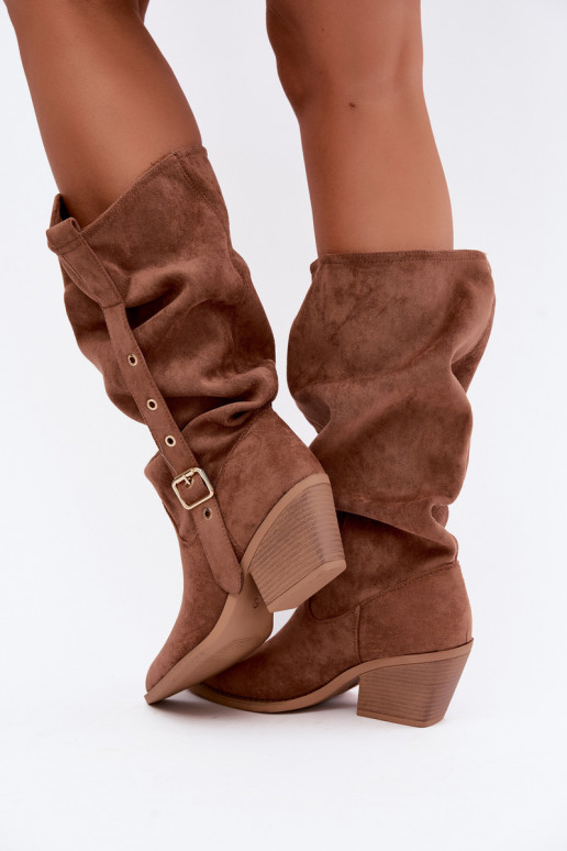 stivali alti da donna stropicciati in stile cowboy con cinturini e tacchi color marrone Adria