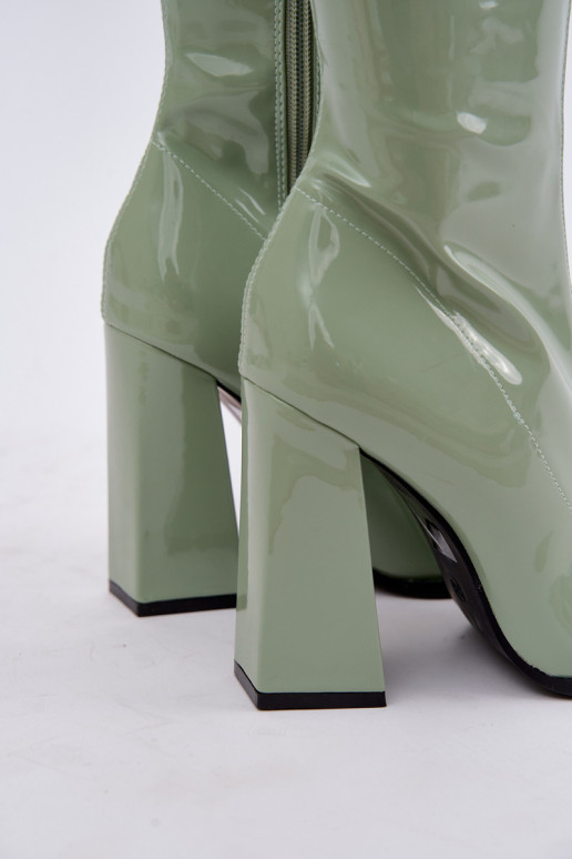 stivali alti con effetto vernice e tacco in colore verde Mlokva